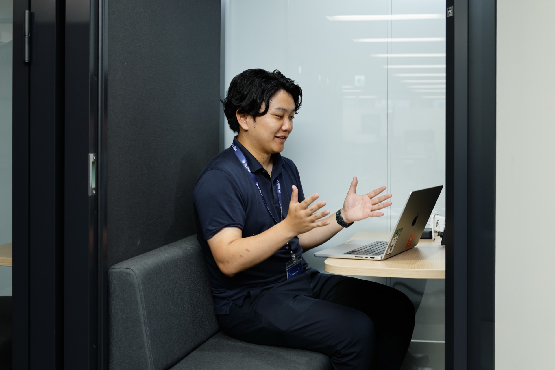 オフィスのミーティングブースで対話するテイラーのメンバー
