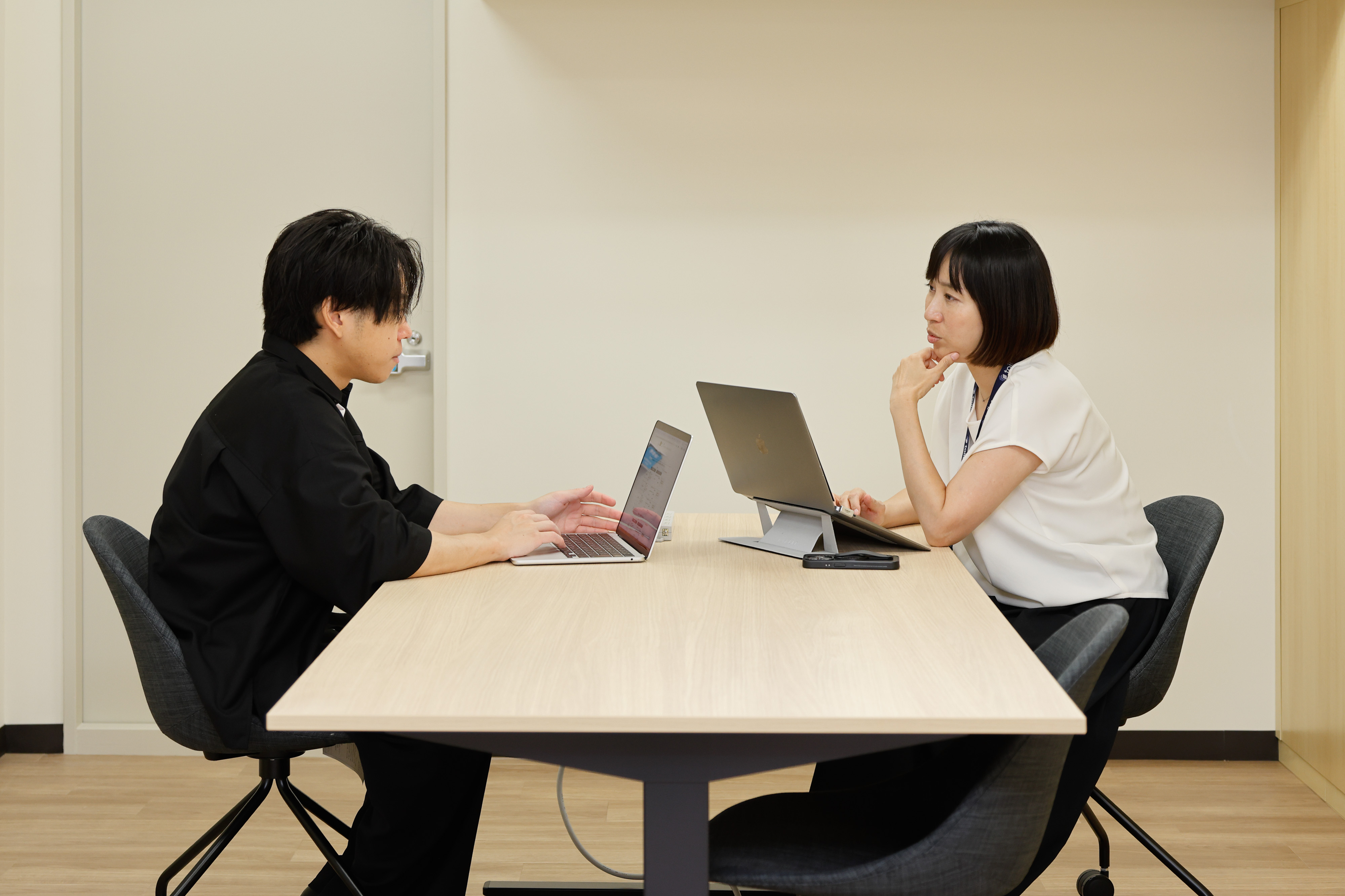オフィスで仕事に向き合うコーポレートメンバー