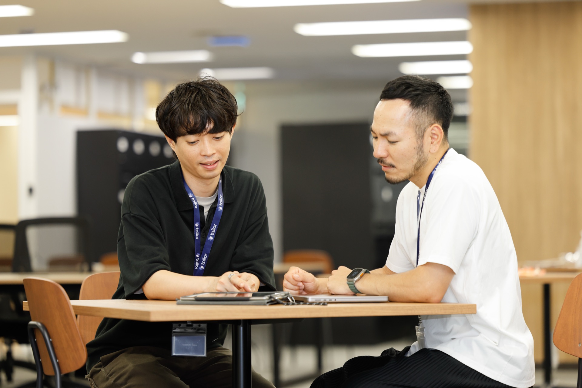 タブレットを見ながら相談するテイラーのエンジニア