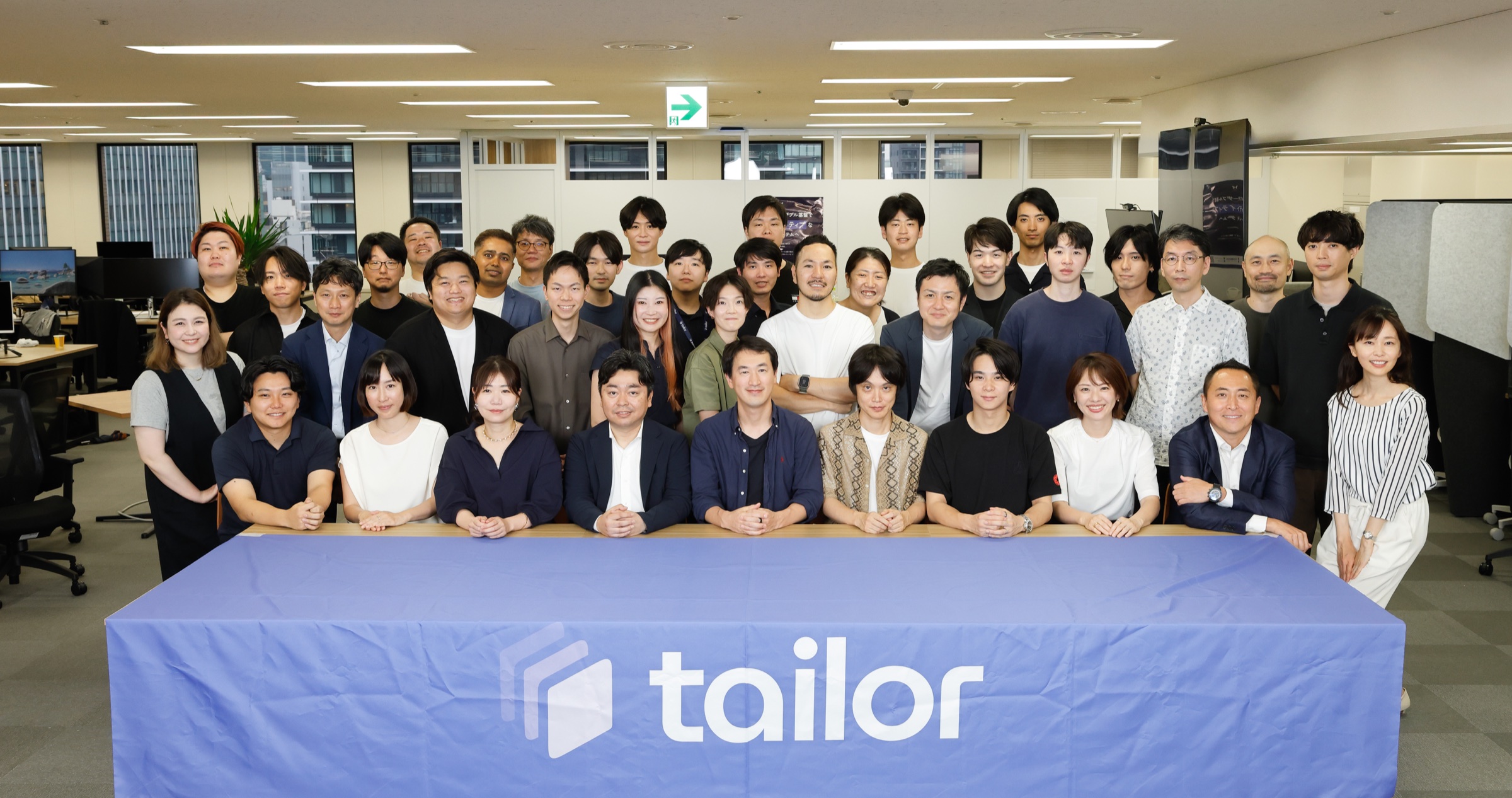 オフィスで撮影したテイラーのメンバーの集合写真