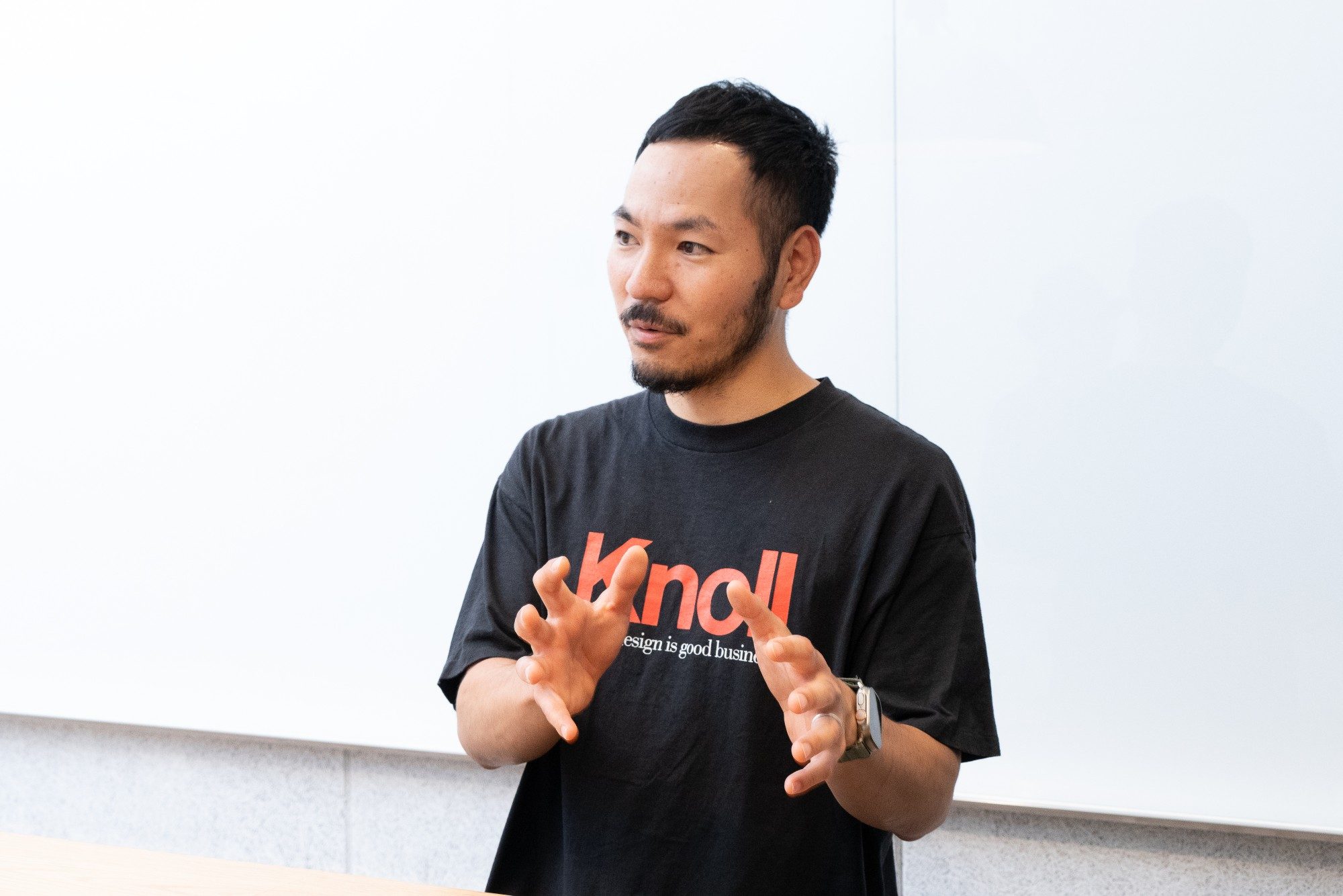 身振りを交えて話すテイラーのエンジニア